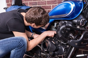 Group builds motorcycles to help veterans.