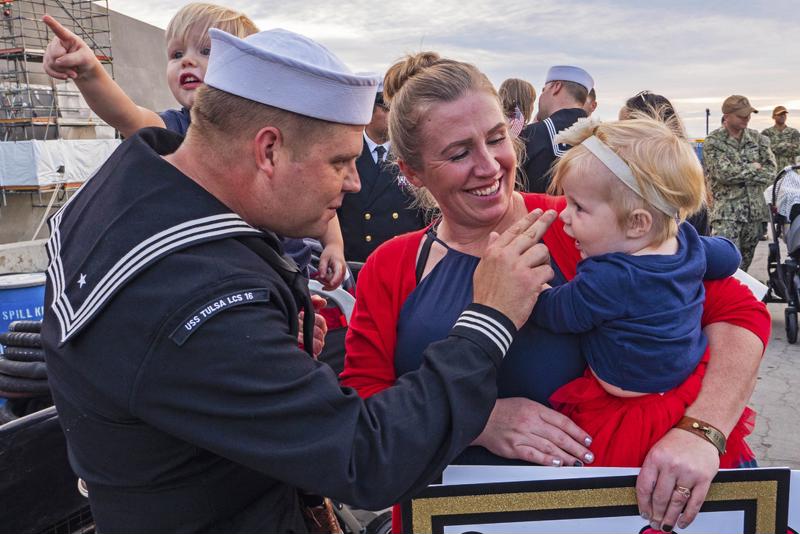 These charities help heroes who can’t be home for the holidays and military families struggling to make ends meet around Christmas.